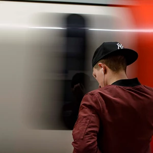 El Brian esperando al metro