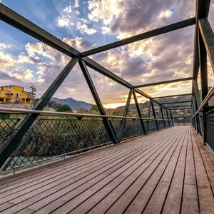 Vista de la casa amarilla desde el puente peatonal cruzando el segura