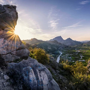 El Menju visto desde el cabezo de la cruz. Grafiti incluido